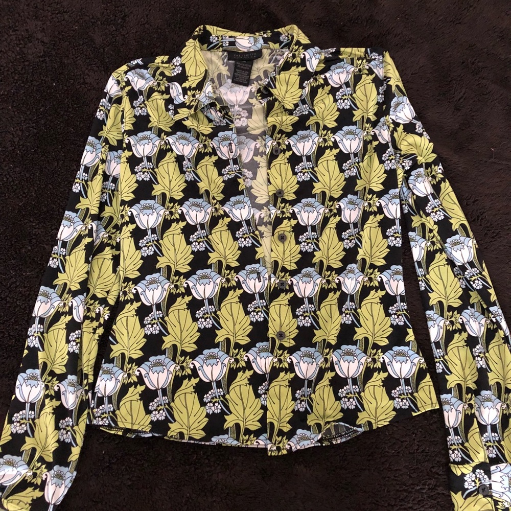 Long sleeve collar shirt.